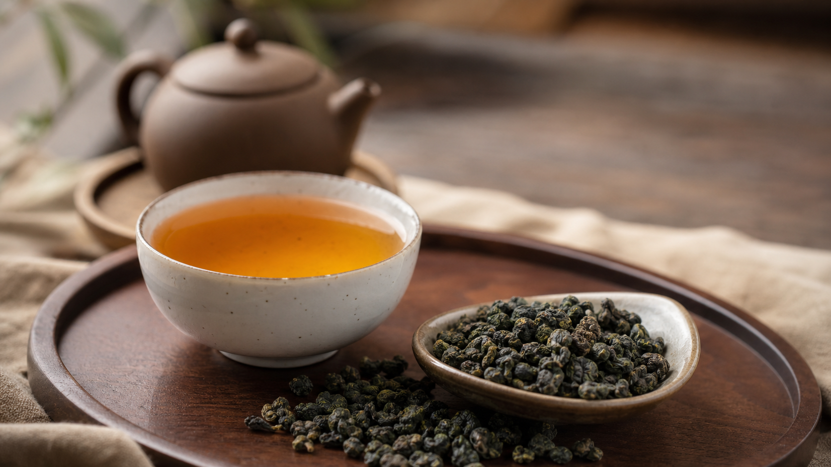 Keto Lebensmittel: Oolong-Tee-Blätter und aufgebrühter Tee