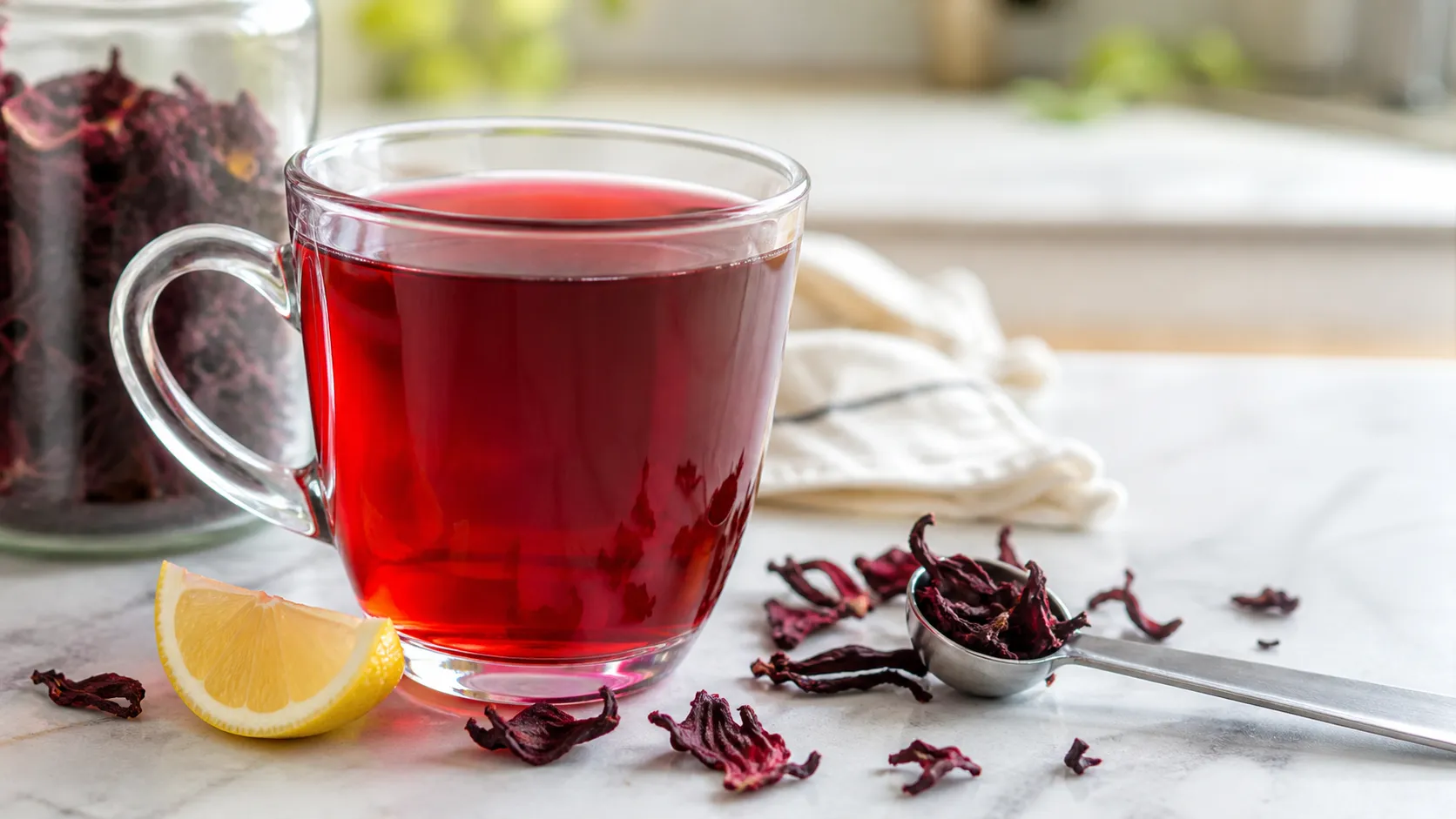 Keto Lebensmittel: Hibiskustee in einem Glas mit getrockneten Blüten