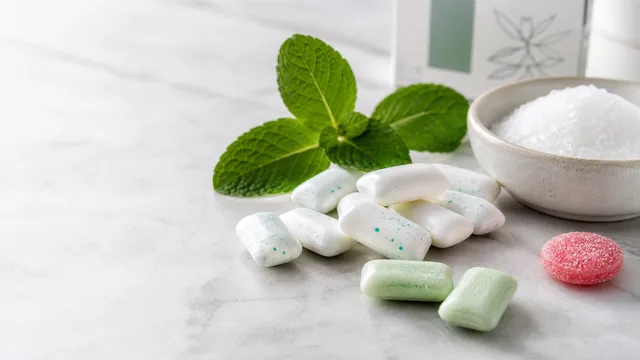 Verschiedene Kaugummis – keto-geeignete Xylit-Sorten neben zuckerhaltigen Varianten