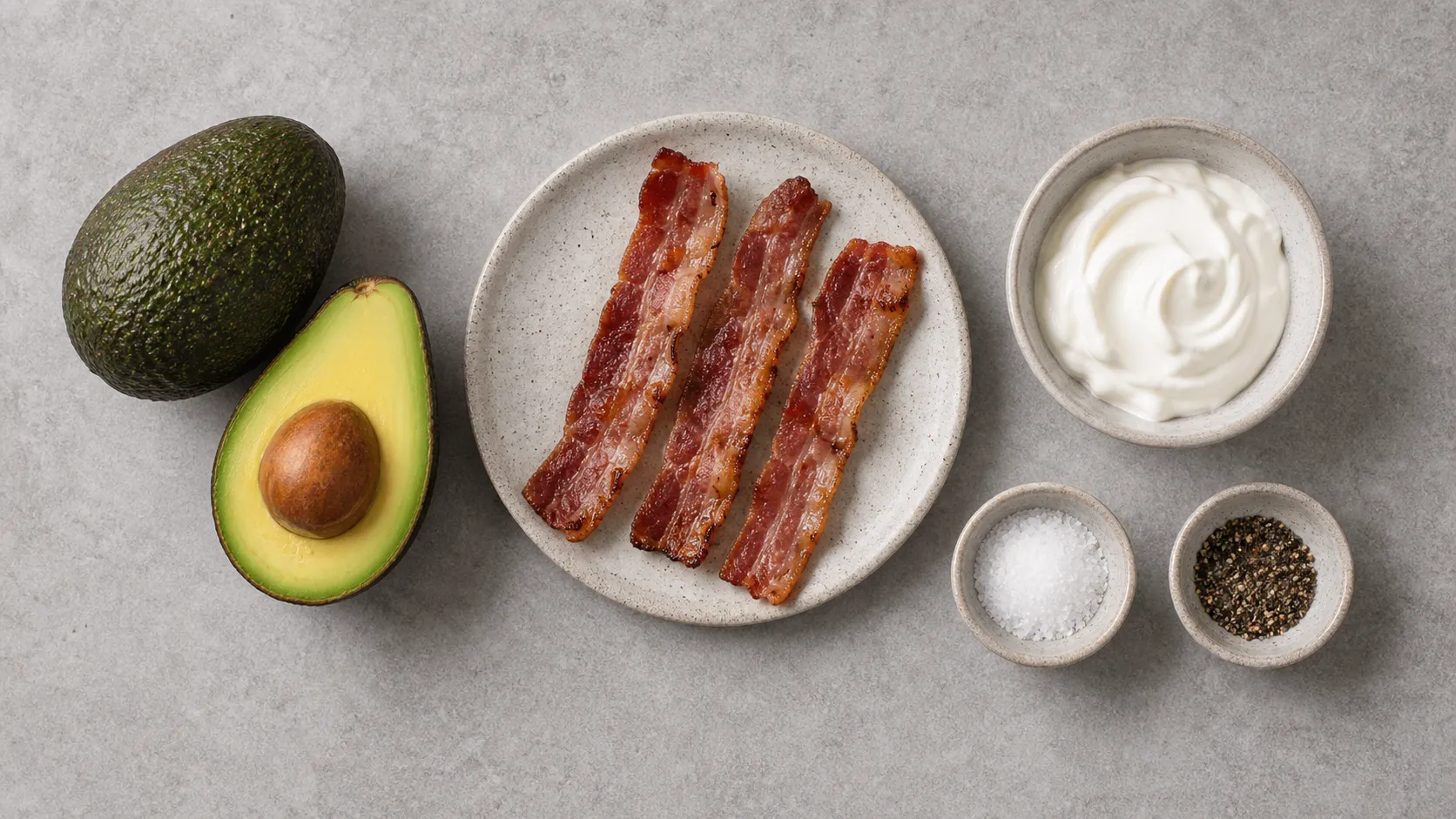 Zutaten für Keto Avocado-Speck-Schmand-Bowl mit Avocado, Frühstücksspeck, Schmand, Salz und Pfeffer