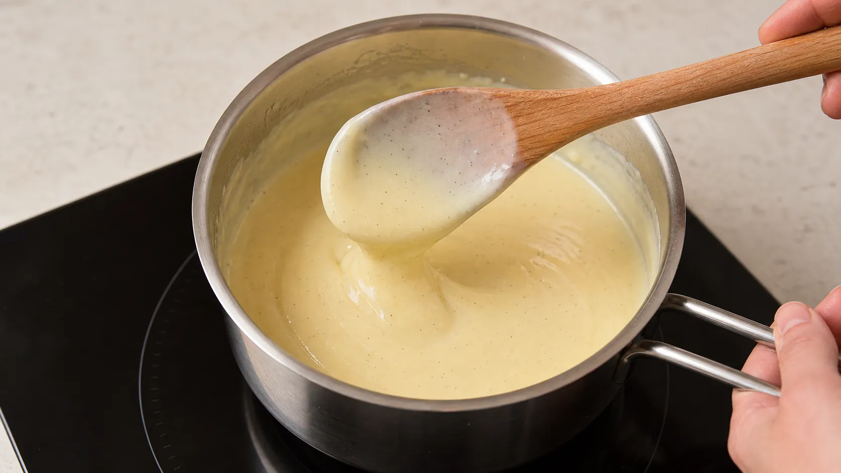 Vanillecreme wird in einem Topf zur Rose abgezogen