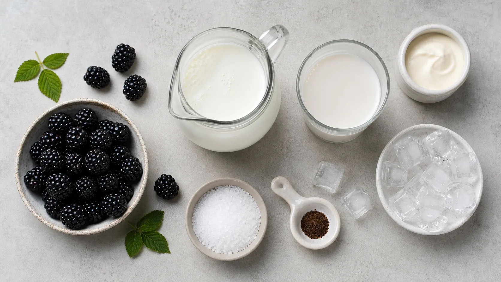 Zutaten: frische Brombeeren, Buttermilch, ungesüßter Mandeldrink, Sahne, Vanille und Erythrit