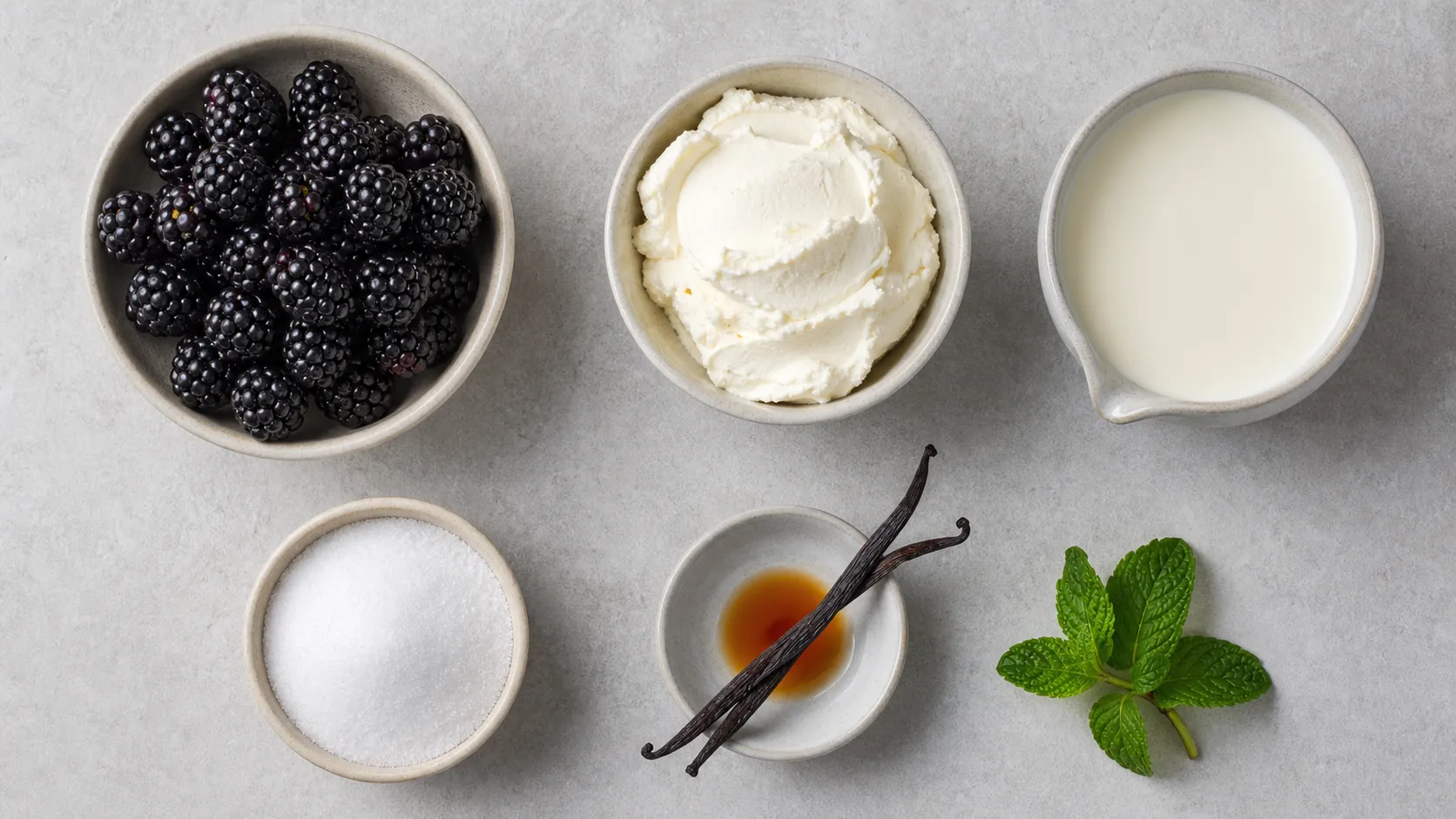 Zutaten für Keto-Brombeer-Mascarpone-Creme: Brombeeren, Mascarpone, Sahne, Erythrit und Vanille