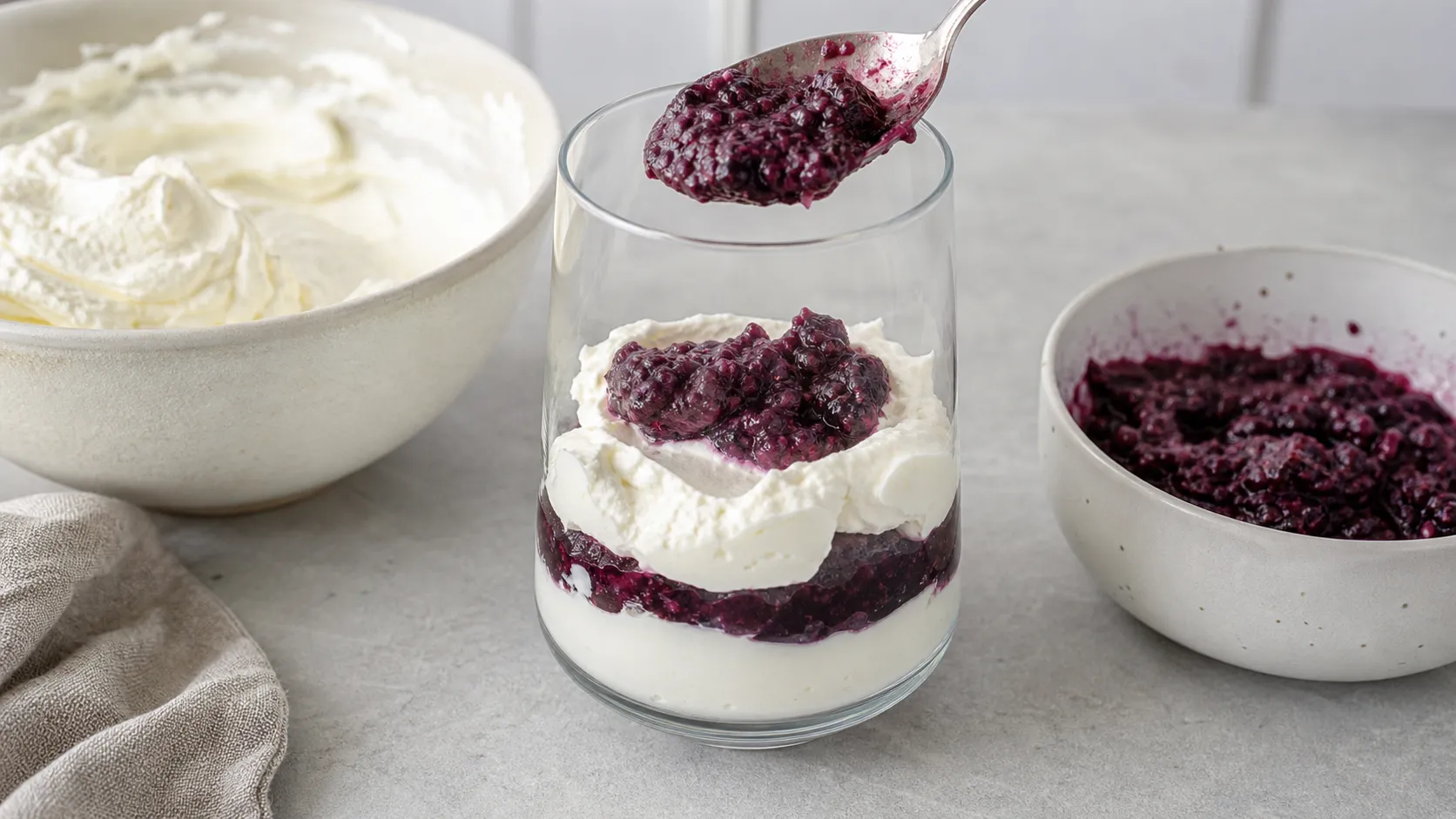 Mascarpone-Sahne-Creme wird mit pürierten Brombeeren locker verschichtet
