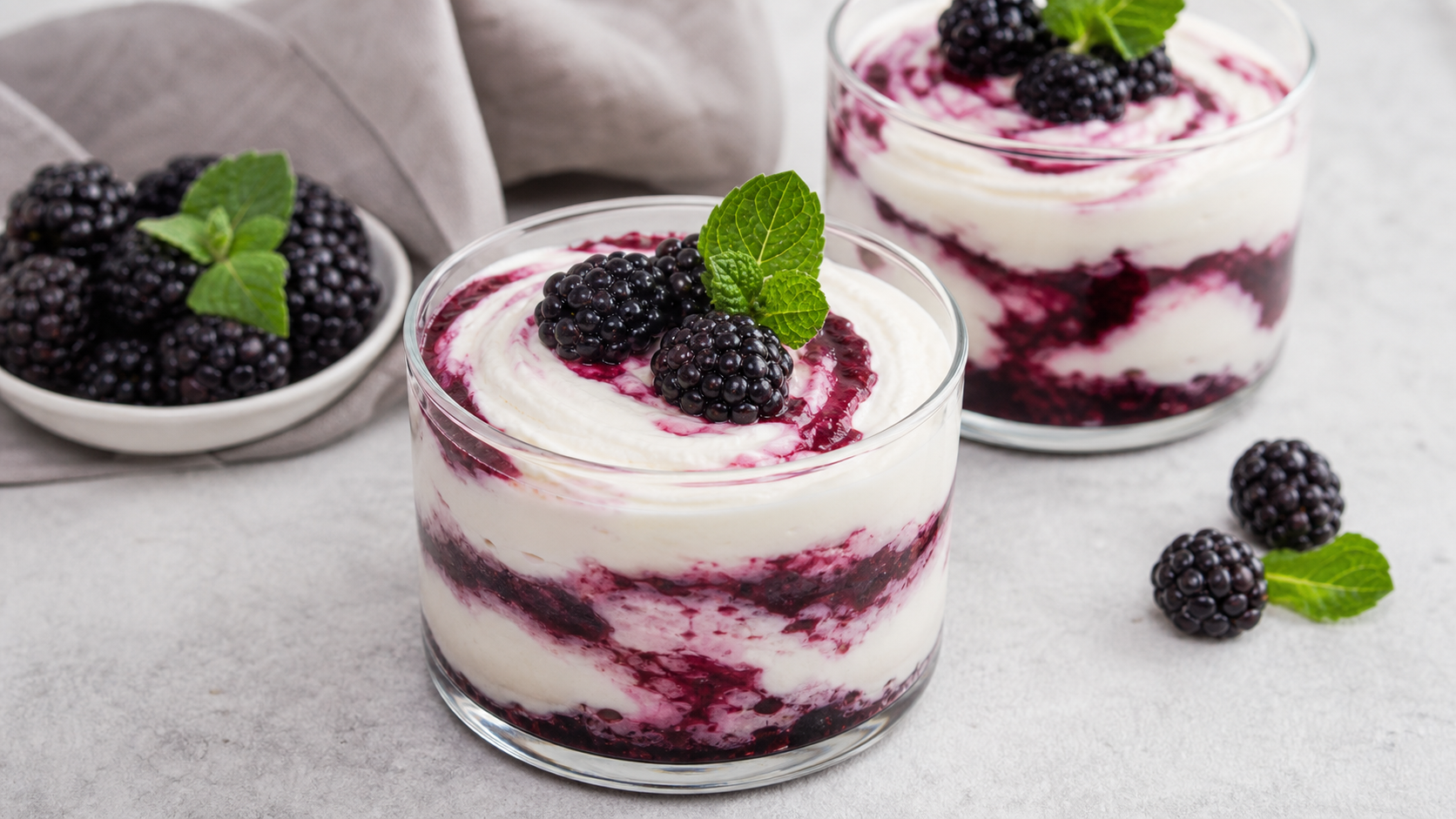 Keto-Brombeer-Mascarpone-Creme im Glas mit frischen Brombeeren und Minze als Garnitur
