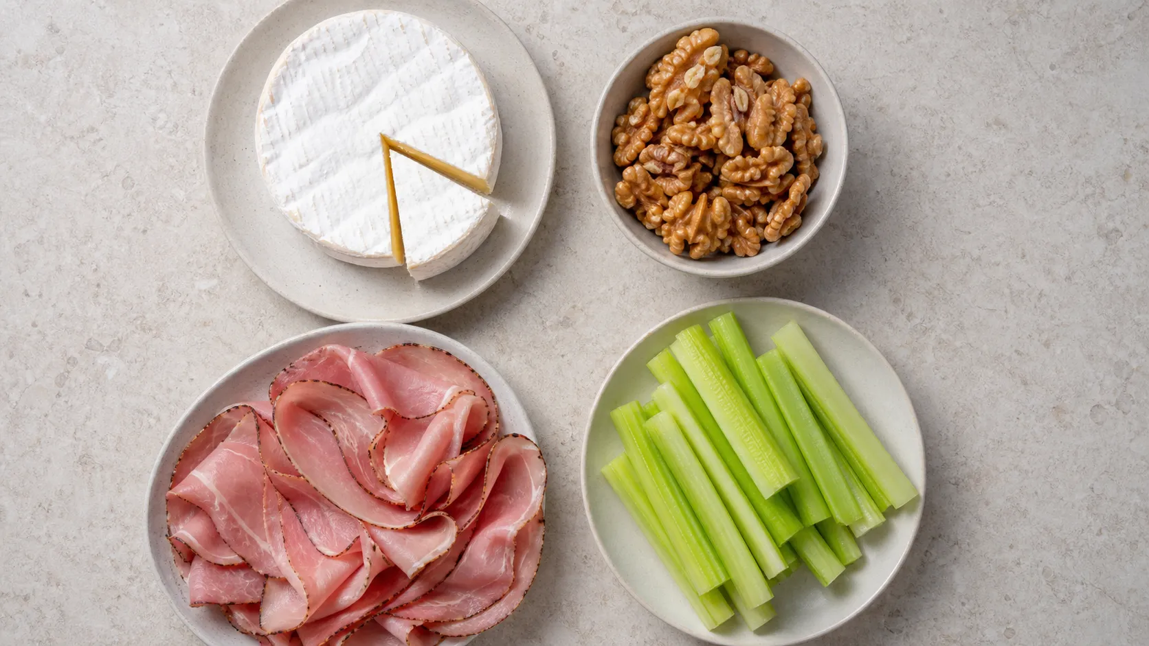 Zutaten für Keto Camembert-Walnuss-Schinken-Teller mit Camembert, Walnüssen, Schinken und Sellerie