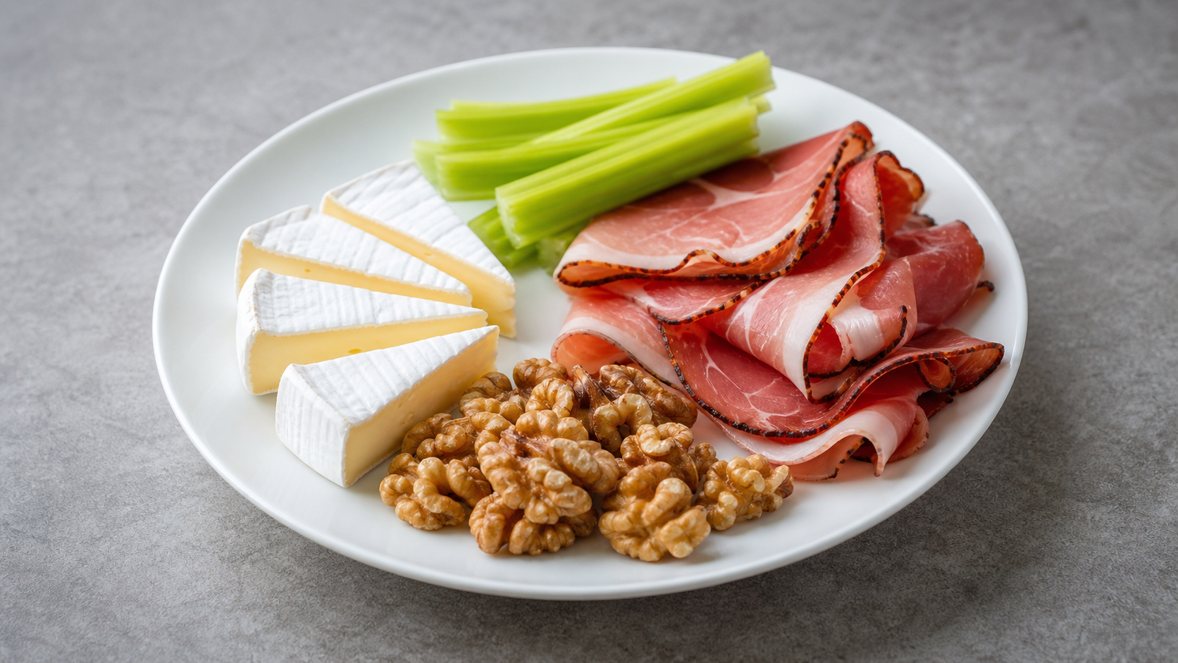 Keto-Frühstücksteller mit Camembert, Walnüssen, Schwarzwälder Schinken und Selleriesticks