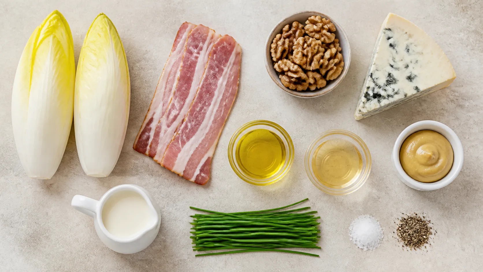Zutaten für Keto-Chicorée-Salat: zwei Chicorée-Stauden, Walnusskerne, Roquefort, Speckstreifen, Olivenöl und Dijonsenf