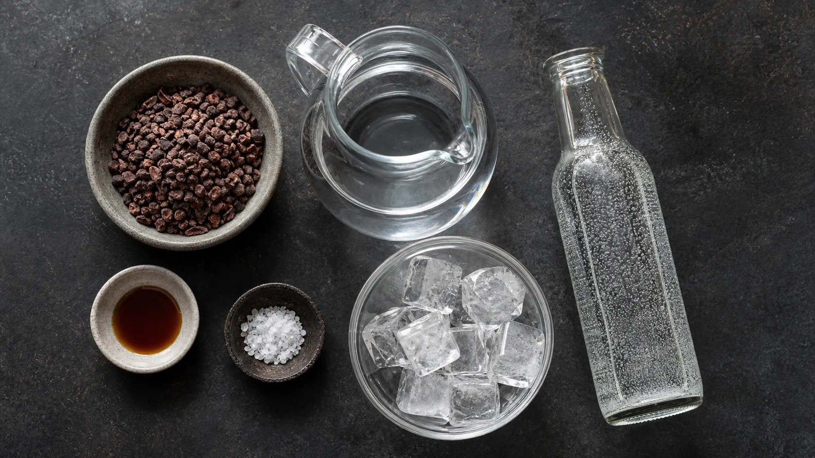 Zutaten für Keto Cold-Brew-Kakao-Tonic mit Kakao-Nibs, Wasser, Vanille, Salz, Tonic Water und Eis