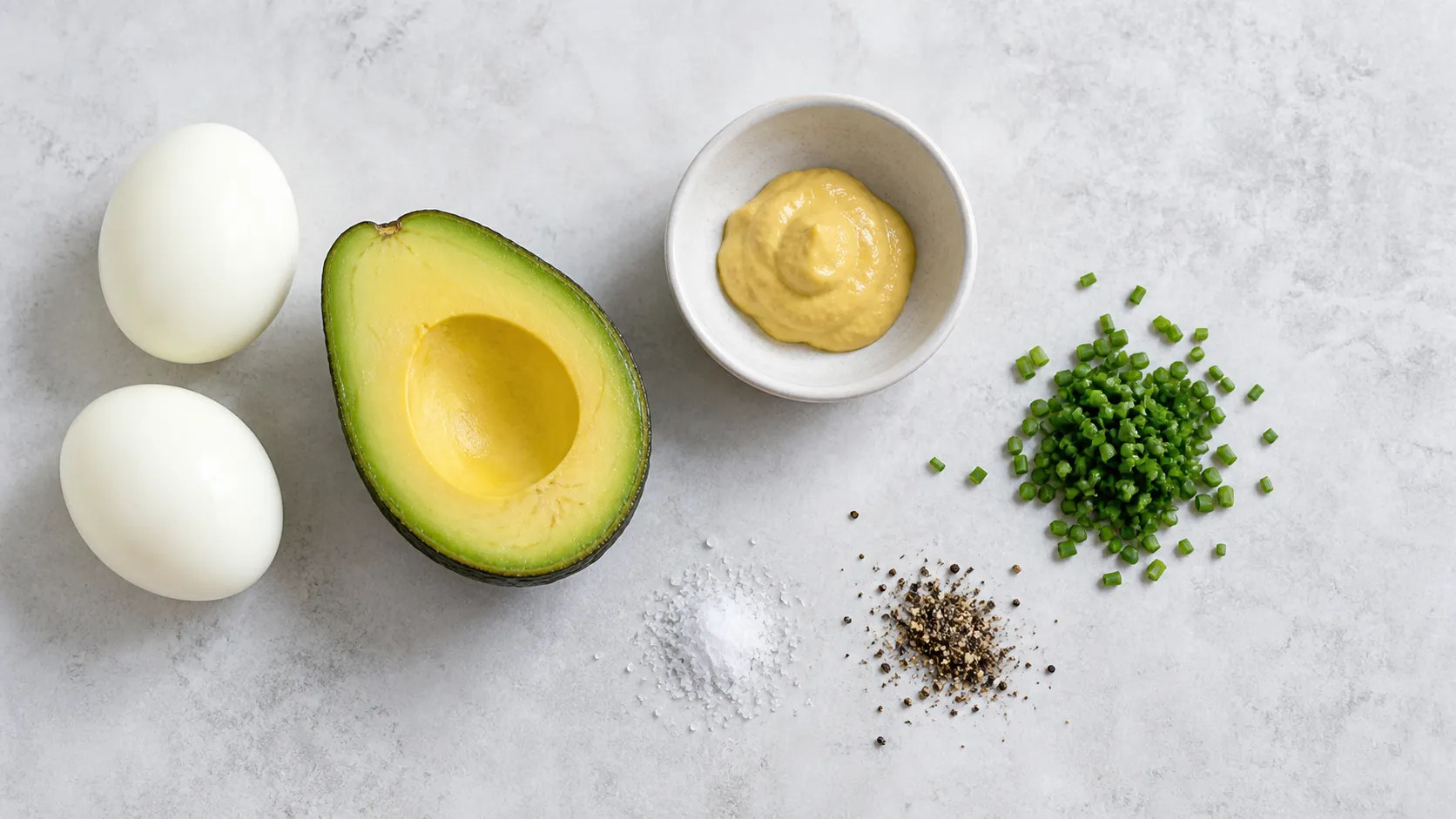 Zutaten für Keto Ei-Avocado-Salat mit Eiern, Avocado, Dijonsenf, Schnittlauch, Salz und Pfeffer