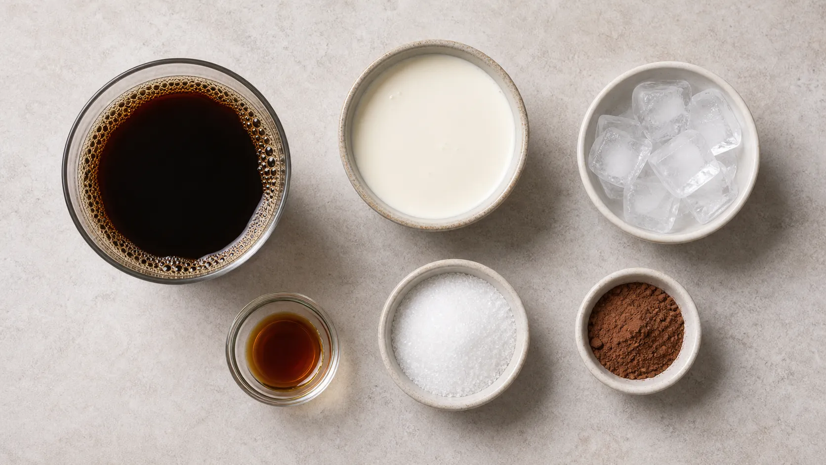Zutaten für Keto Eiskaffee: kalter Kaffee, Sahne, Vanilleextrakt, Erythrit und Eiswürfel