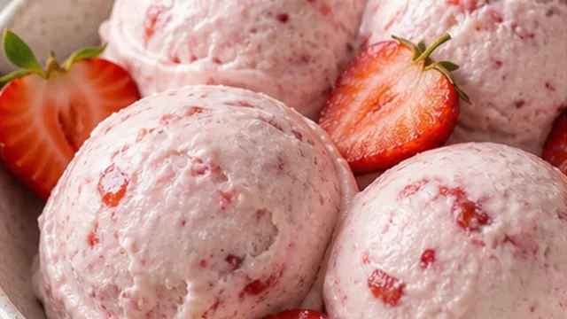 Keto Erdbeer-Joghurt-Eis ohne Eismaschine: 4 g Netto-KH und 18 g Fett fertig angerichtet als ketogenes Rezept