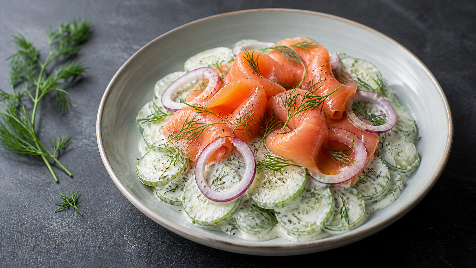 Keto-Gurken-Dill-Salat mit Räucherlachs, roten Zwiebelringen und cremigem Dill-Dressing in einer Schüssel
