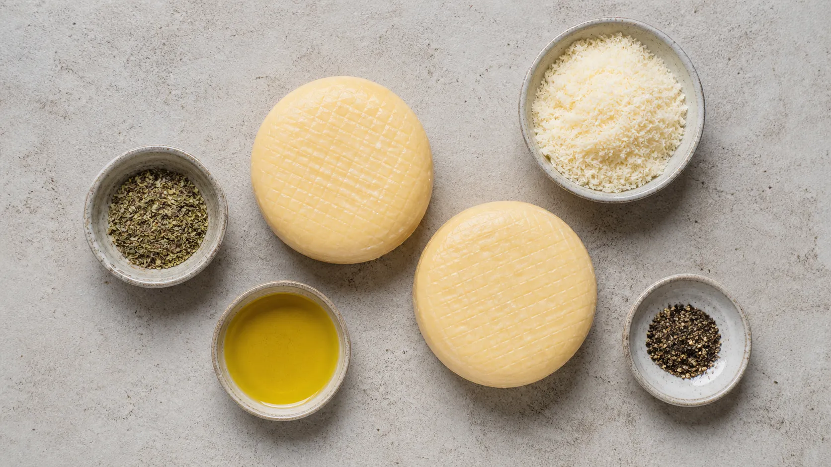 Zutaten für Handkäse in der Heißluftfritteuse: Handkäse, Parmesan, Kräuter, Olivenöl