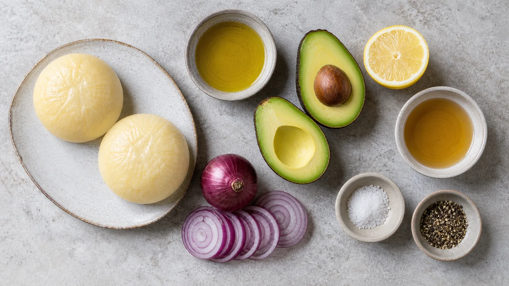 Zutaten für Handkäse mit Avocado: Handkäse, Avocado, Zitrone, rote Zwiebel, Apfelessig und Olivenöl