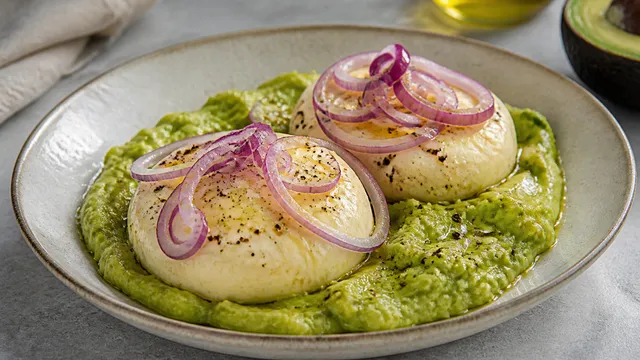 Handkäse auf Avocado-Creme mit roten Zwiebeln, Zitronensaft und Olivenöl