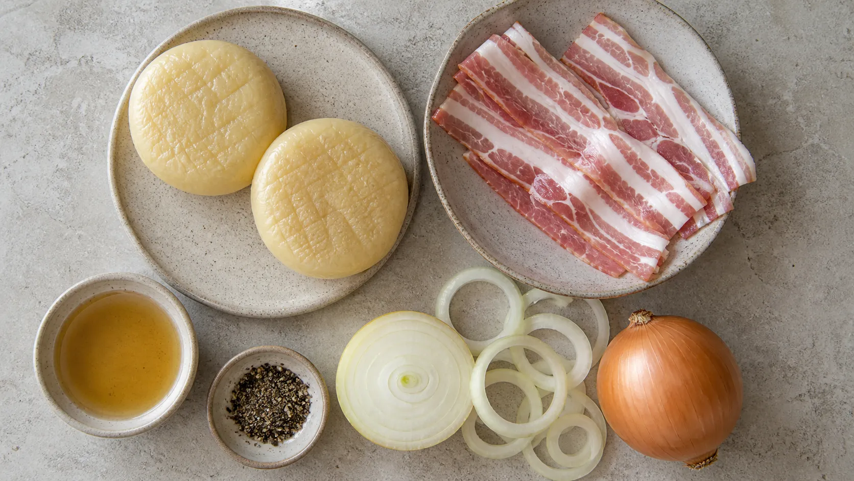 Zutaten für Handkäse mit Speck und Zwiebeln: Handkäse, Frühstücksspeck, Zwiebel, Apfelessig und Pfeffer