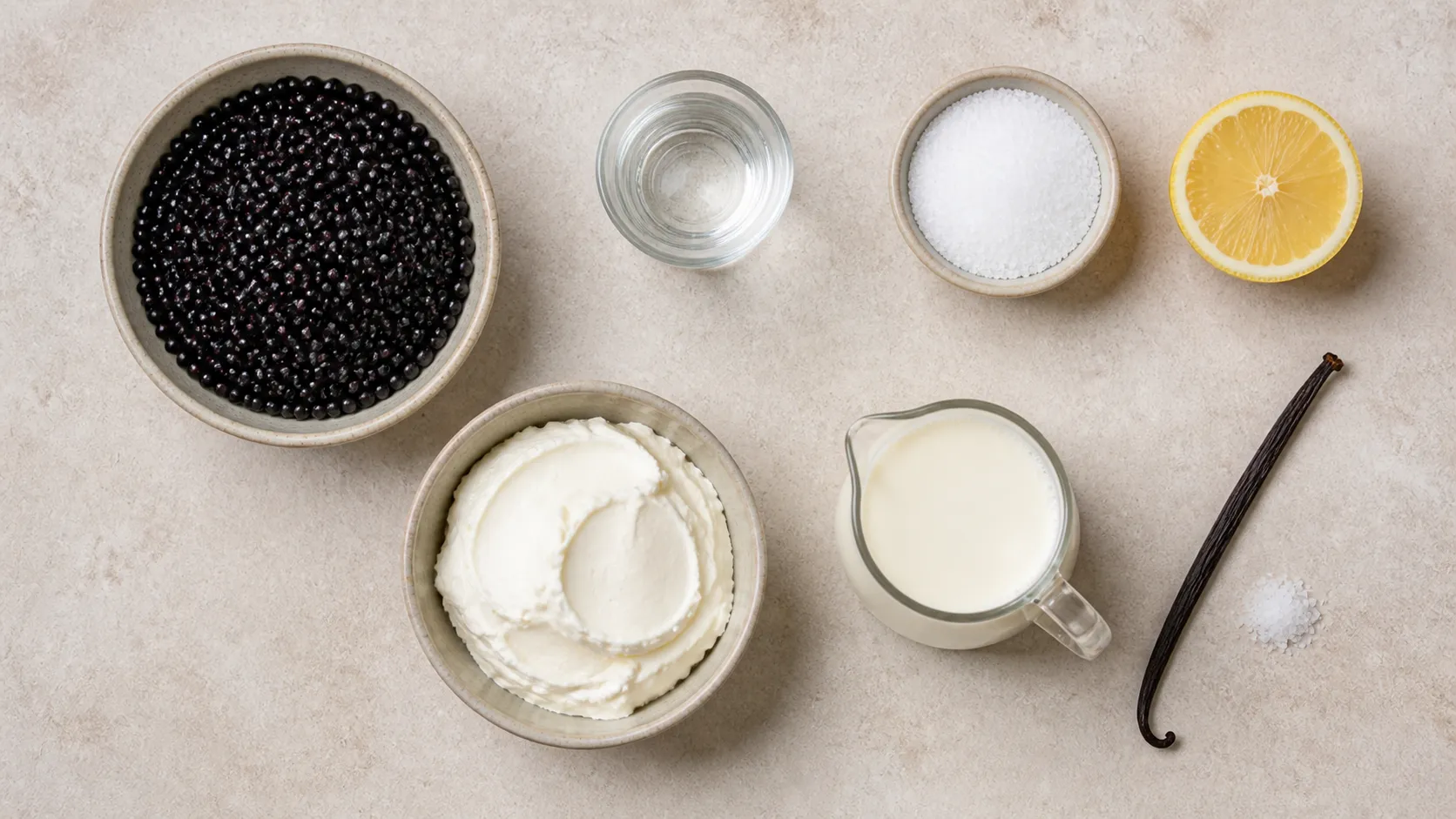 Zutaten für Keto-Holunderbeer-Mousse: abgestreifte schwarze Holunderbeeren, Mascarpone, Sahne, Vanilleschote, Erythrit und Zitrone