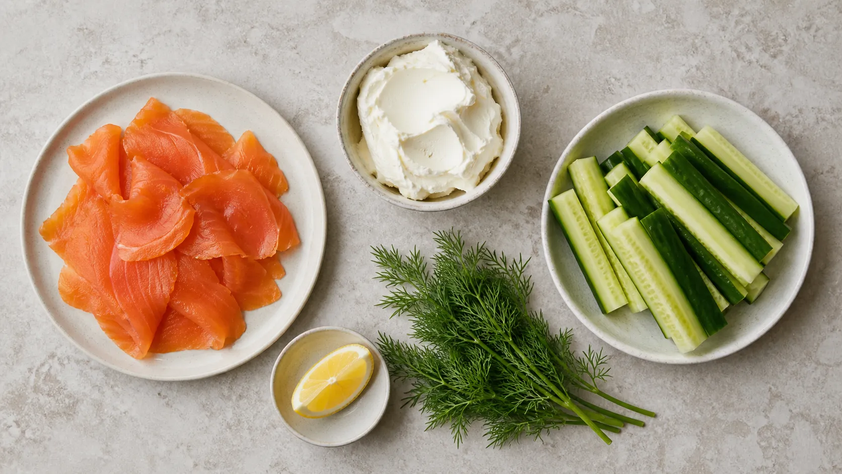 Zutaten für Keto Lachs-Gurken-Frischkäse-Röllchen mit Räucherlachs, Gurke, Frischkäse und Dill