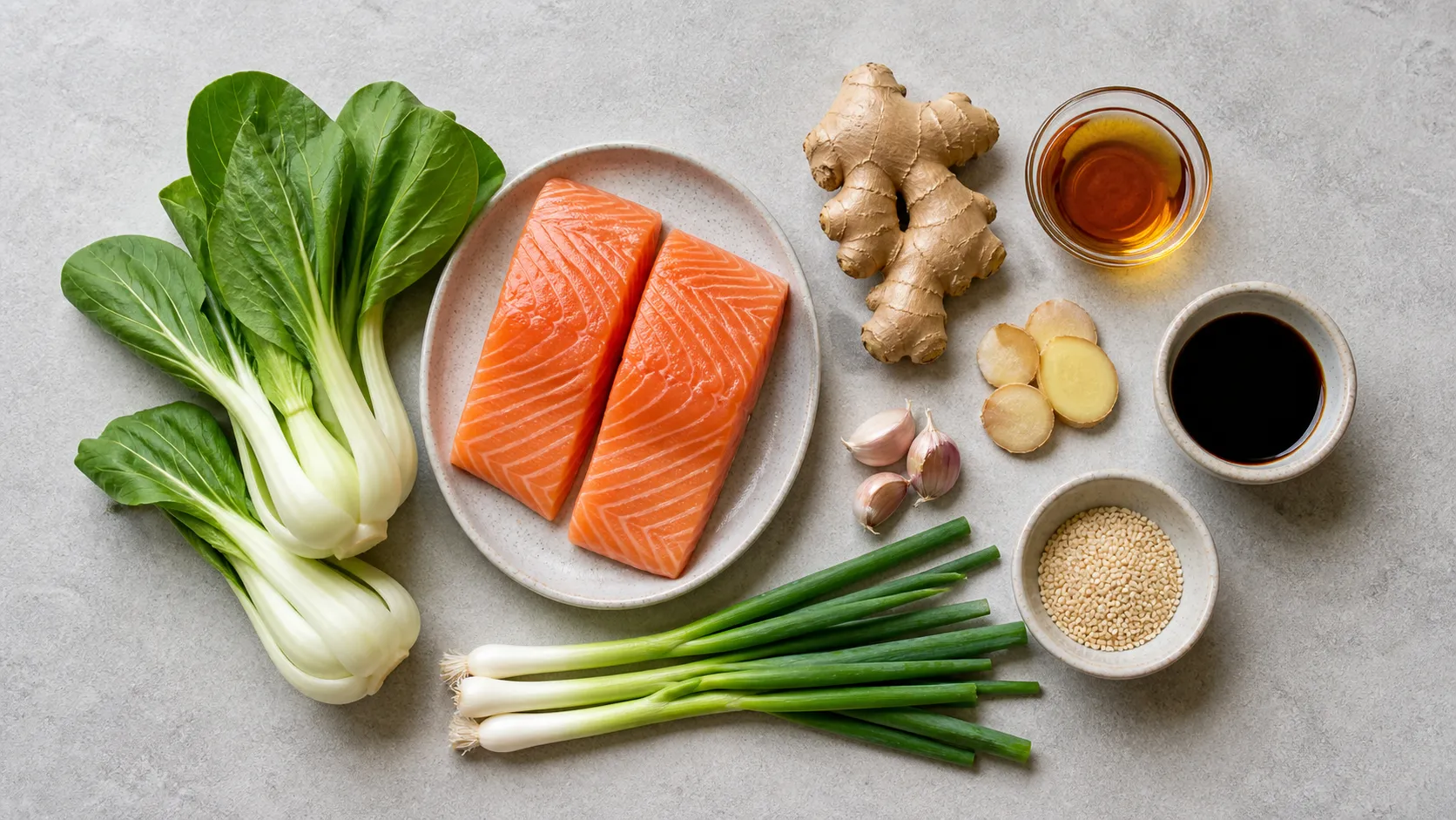 Zutaten für Keto Lachs mit Pak Choi: Lachsfilet, Pak Choi, Ingwer, Knoblauch, Sesamöl, Tamari und Sesam