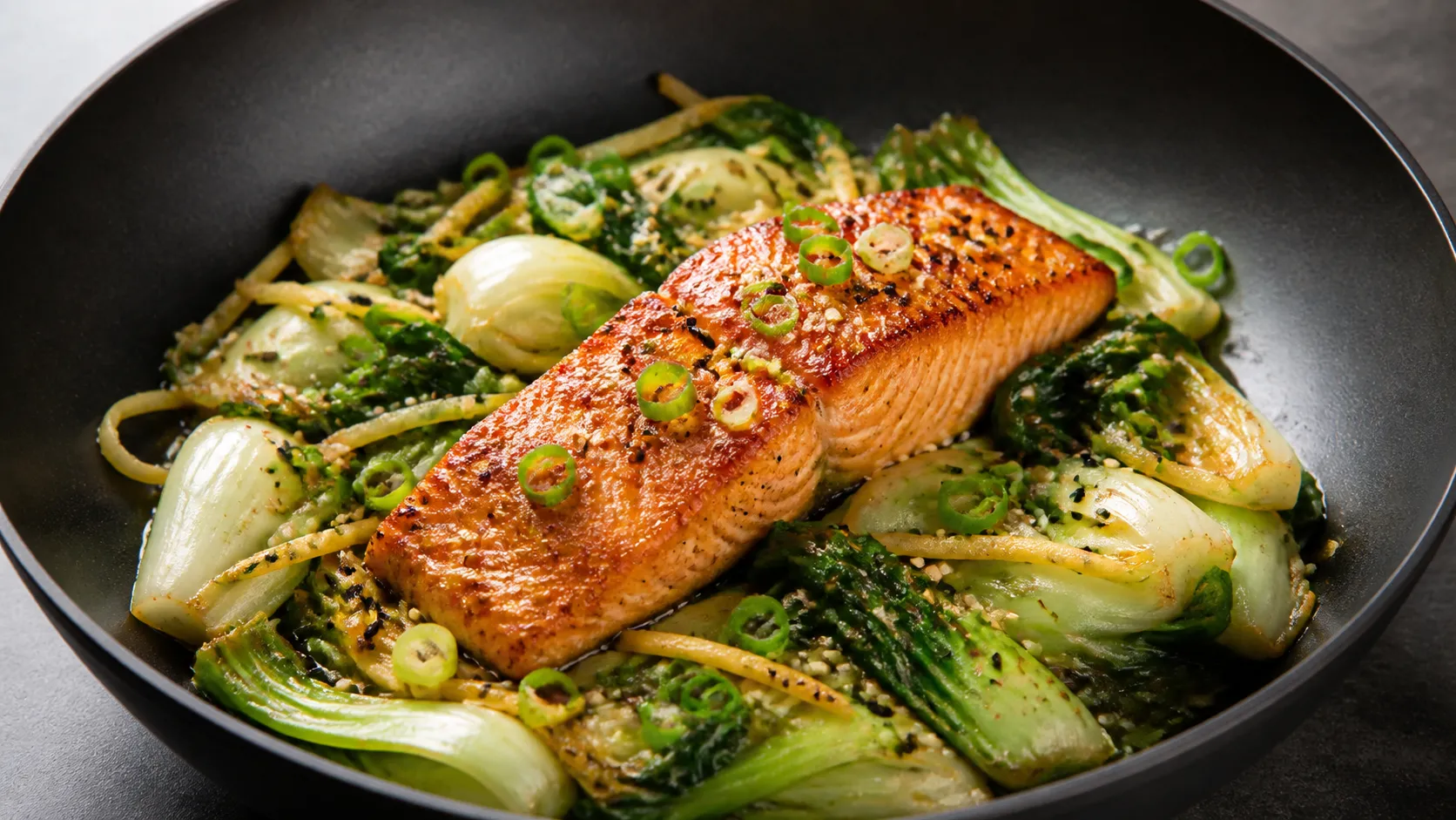 Keto Lachsfilet auf Pak Choi mit Ingwer, Sesam, Tamari und Frühlingszwiebel