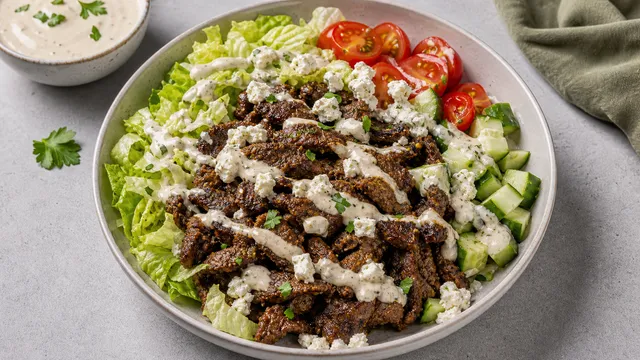Keto Lamm-Shawarma-Bowl mit Salat, Gurke, Tomaten, Feta und Tahini-Knoblauch-Sauce