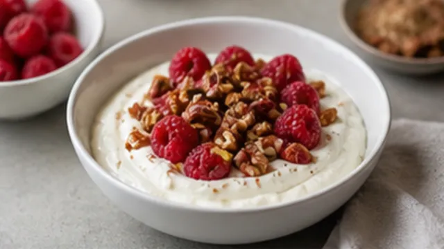 Keto-Mascarpone-Frühstück mit Himbeeren und gerösteten Pekannüssen in einer Schale