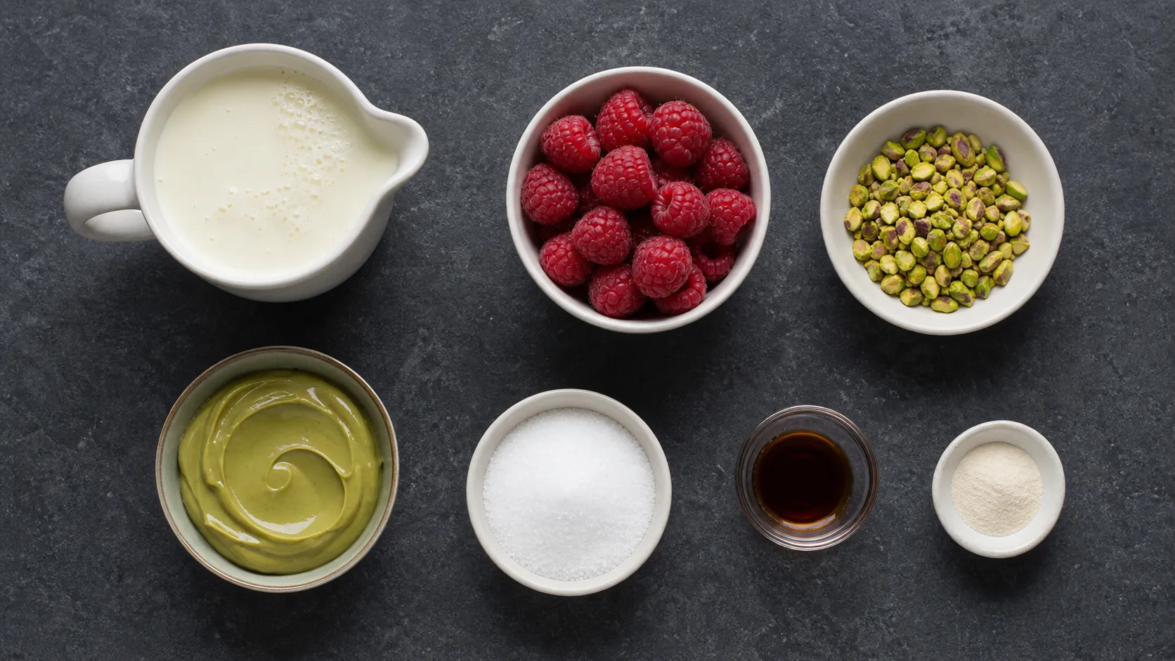 Zutaten für Keto-Pistazien-Panna-Cotta: Sahne, Pistazien, Erythrit, Agar-Agar und Himbeeren