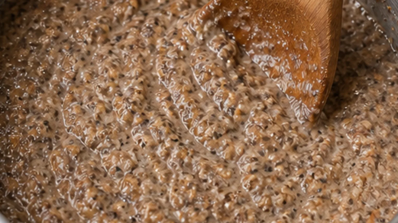 Zubereitungsschritt für Warmes Keto-Porridge mit Leinsamen, Chia und Mandeln während der Keto-Rezeptzubereitung
