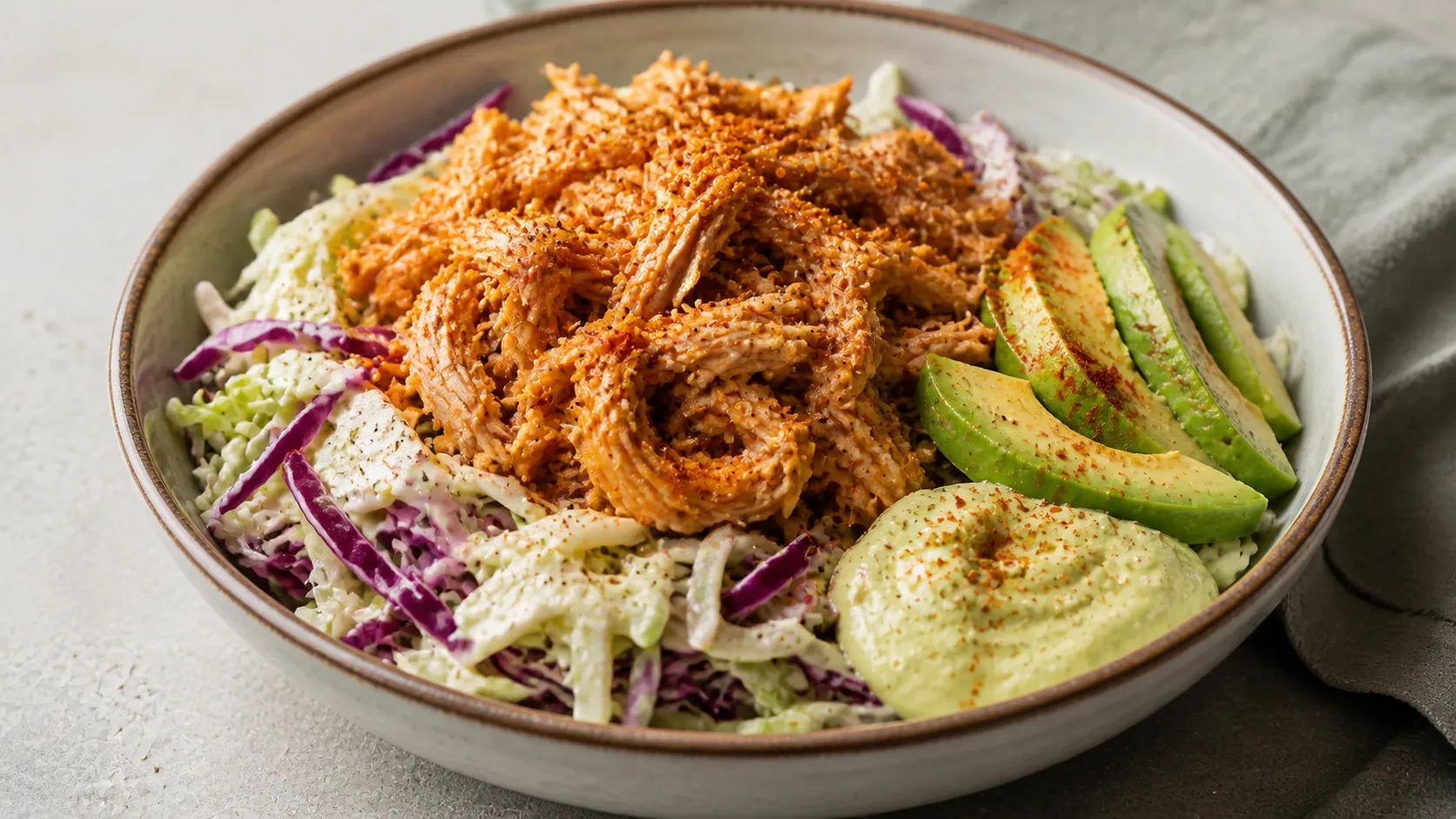 Keto Pulled Chicken Bowl mit Krautsalat, Avocado und geräuchertem Paprika