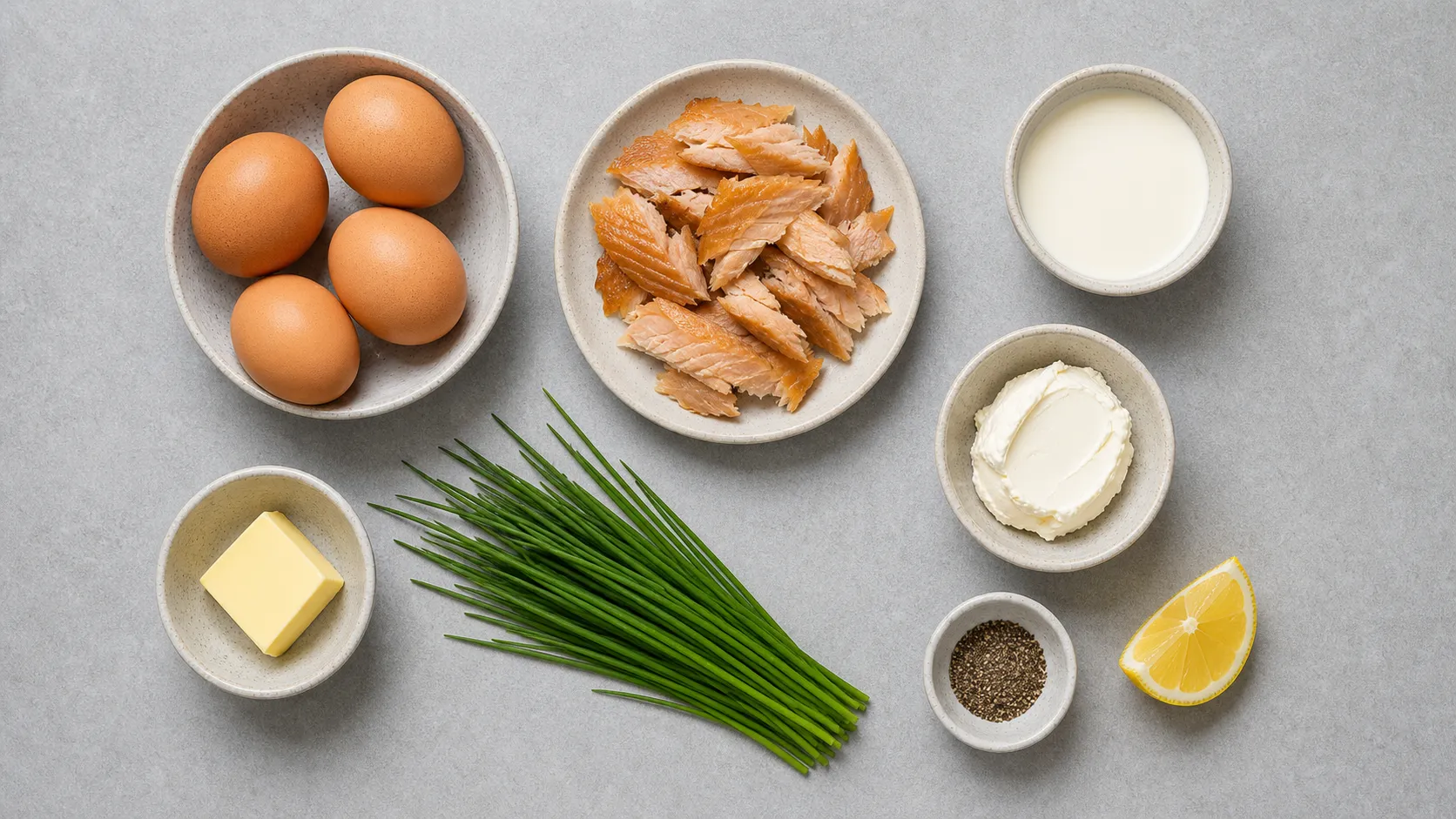 Zutaten für Keto-Räucherforellen-Rührei: Eier, Räucherforelle, Butter, Sahne und Schnittlauch