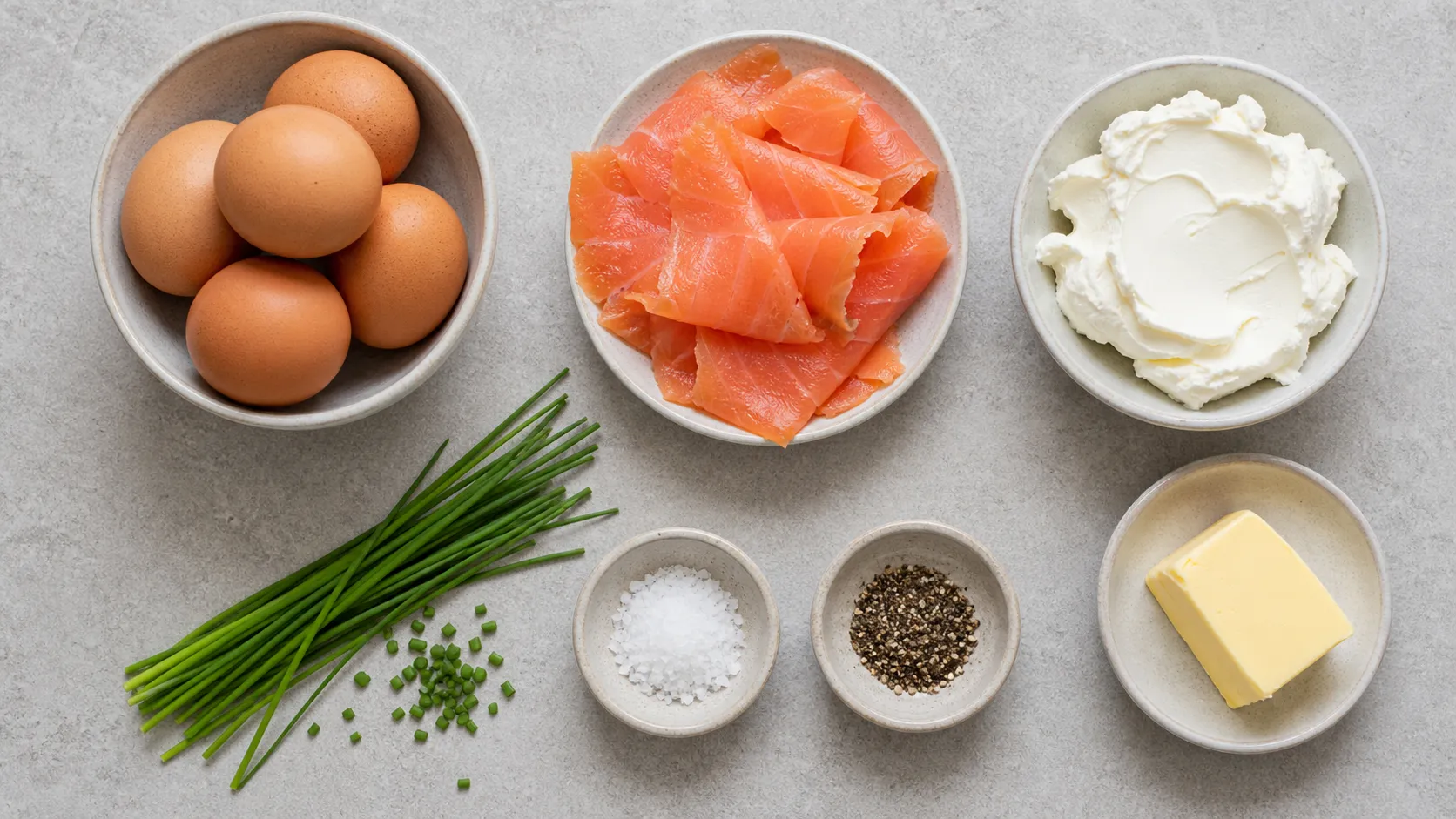 Zutaten für Keto-Räucherlachs-Rührei: Eier, Räucherlachs, Frischkäse, Butter und Schnittlauch