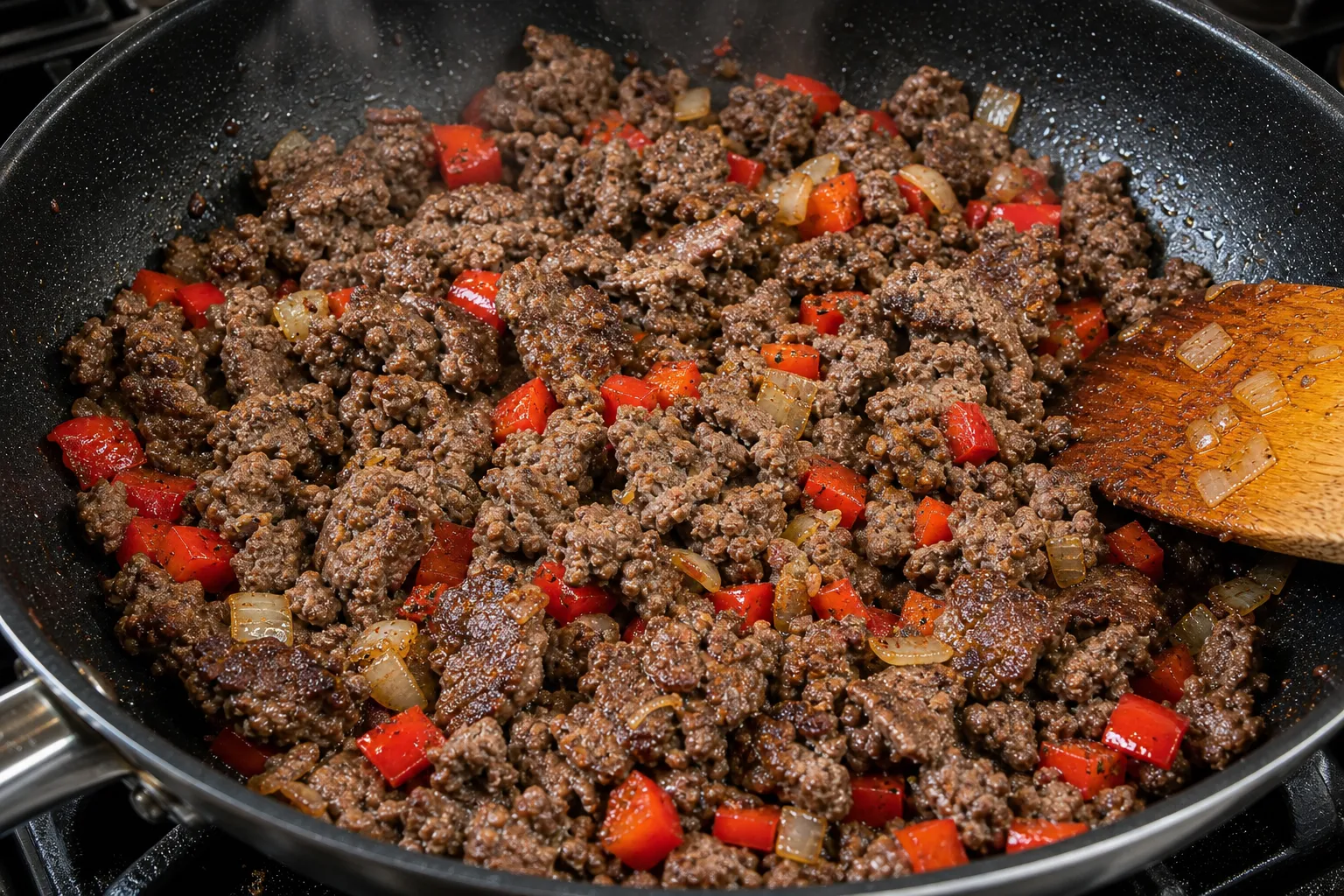 Rinderhack mit Paprika und Zwiebeln in der Pfanne anbraten für das Keto-Abendessen