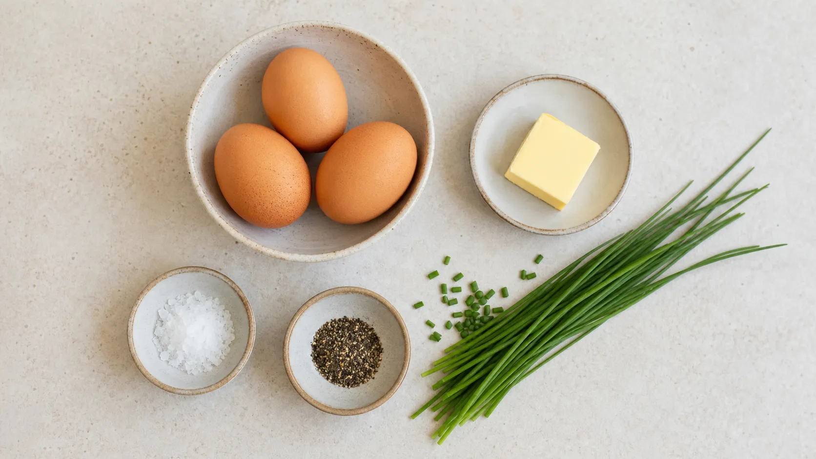 Zutaten für Keto Rührei mit drei Eiern, Butter, Schnittlauch, Salz und Pfeffer