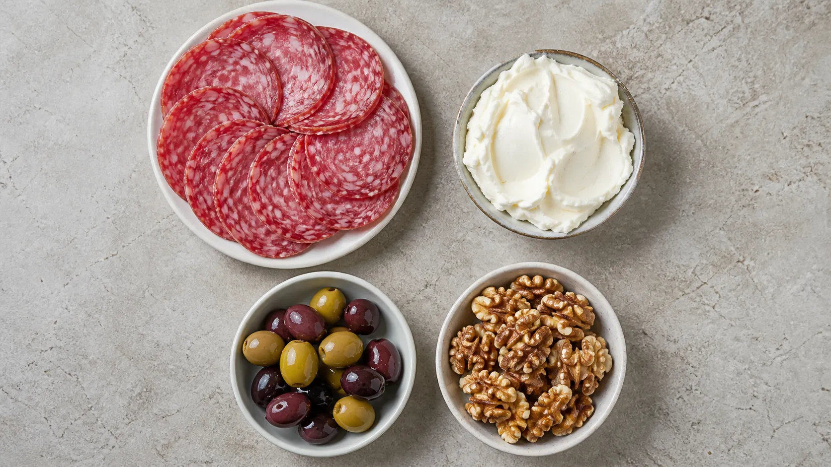 Zutaten für Keto Salami-Frischkäse-Oliven-Teller: Salami, Doppelrahm-Frischkäse, Oliven und Walnüsse