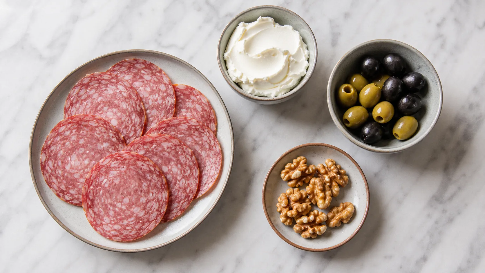 Zutaten für den Keto Salami-Frischkäse-Oliven-Teller: Salami, Frischkäse, Oliven, Walnüsse