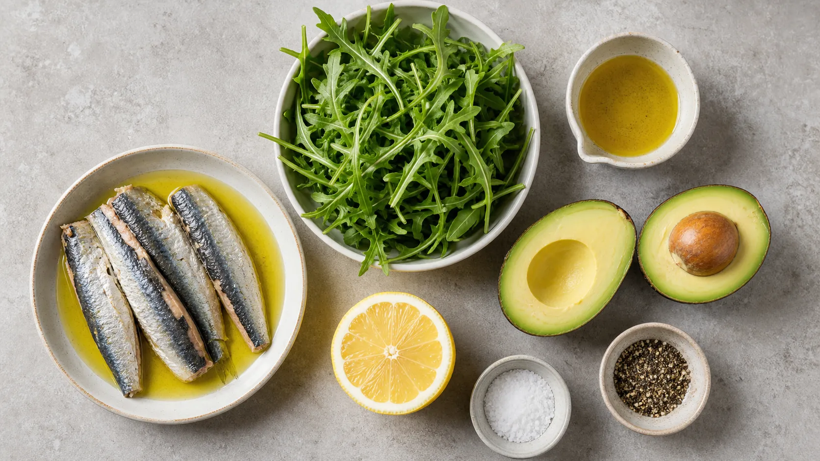 Zutaten für Keto Sardinen-Avocado-Salat mit Sardinen, Avocado, Rucola, Zitrone und Olivenöl