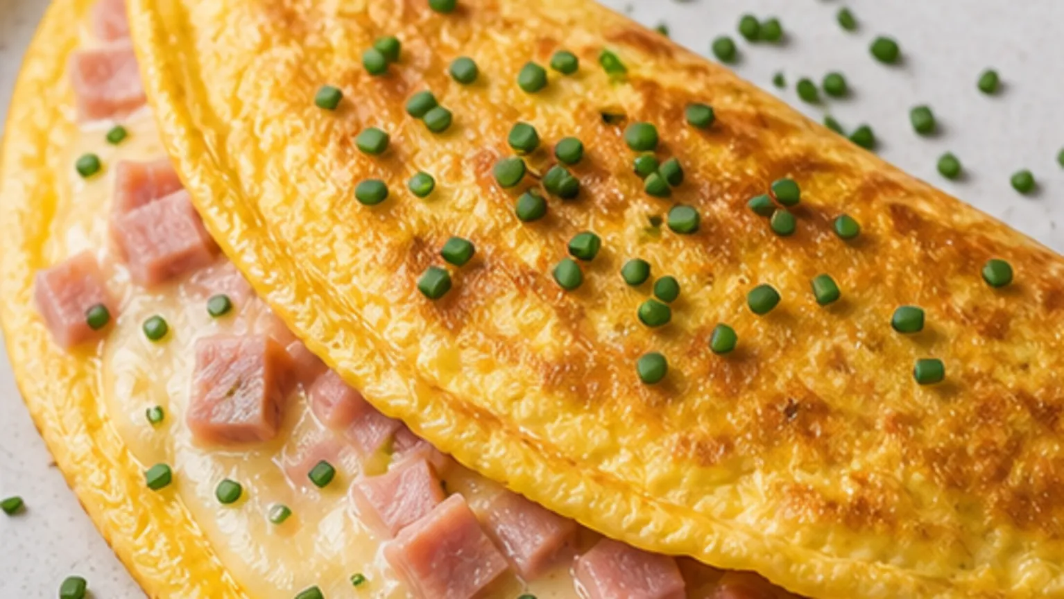 Keto-Schinken-Käse-Omelett – das schnelle Werktags-Frühstück fertig angerichtet als ketogenes Rezept