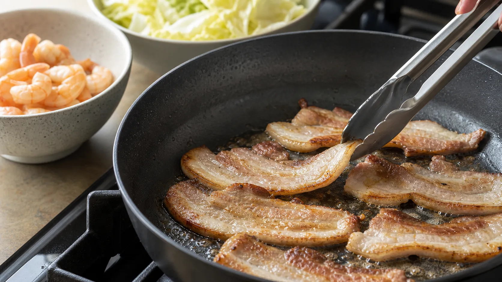 Schweinebauchscheiben braten für Keto Asia-Salat knusprig in der Pfanne
