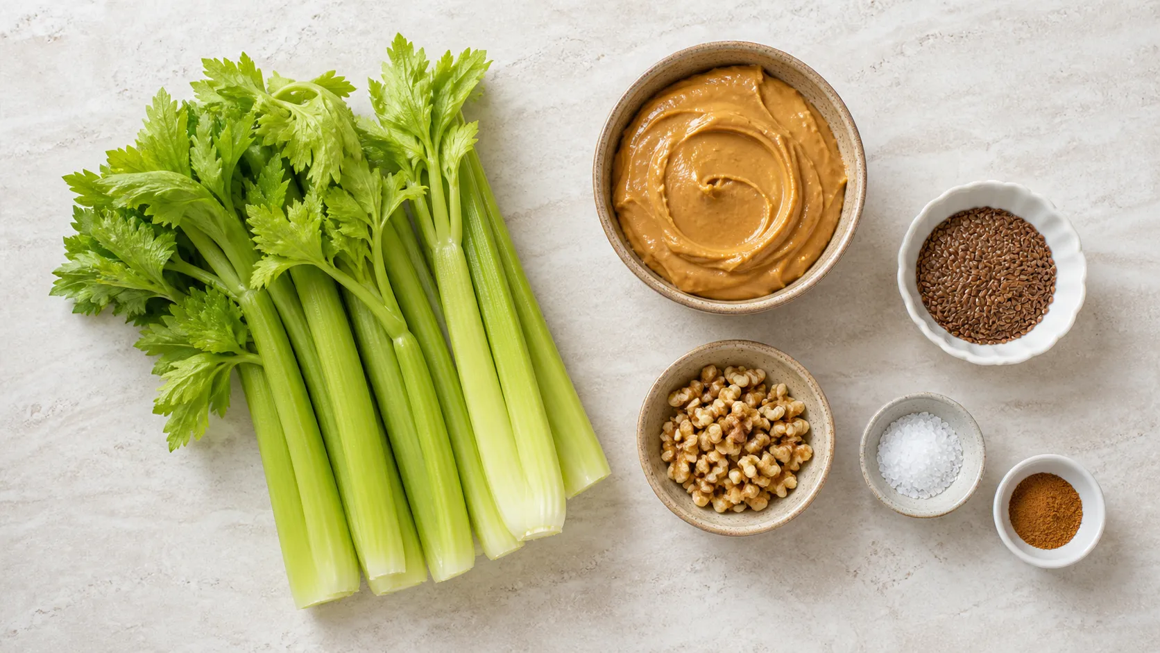 Zutaten für Keto Sellerie-Erdnussbutter-Sticks: Staudensellerie, Erdnussbutter, Leinsamen, Walnüsse, Meersalz und Zimt