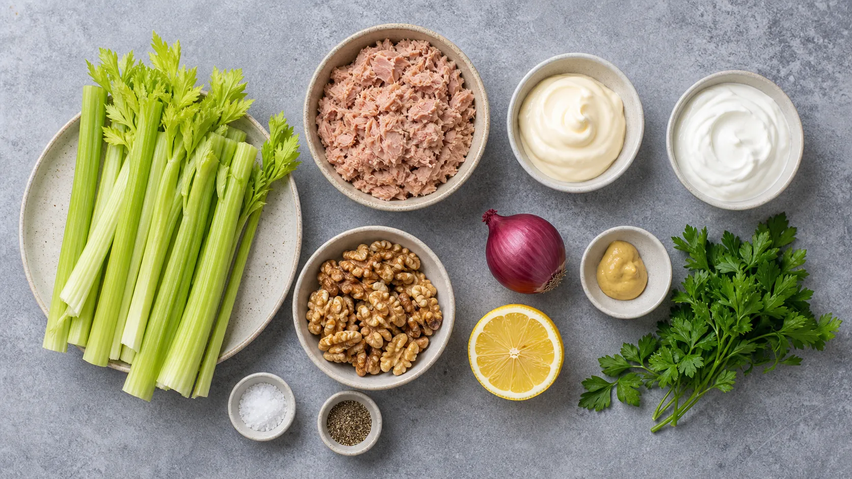 Zutaten für Keto-Sellerie-Thunfisch-Salat: Staudensellerie, Thunfisch, Walnüsse, Joghurt, Mayonnaise und Zitrone
