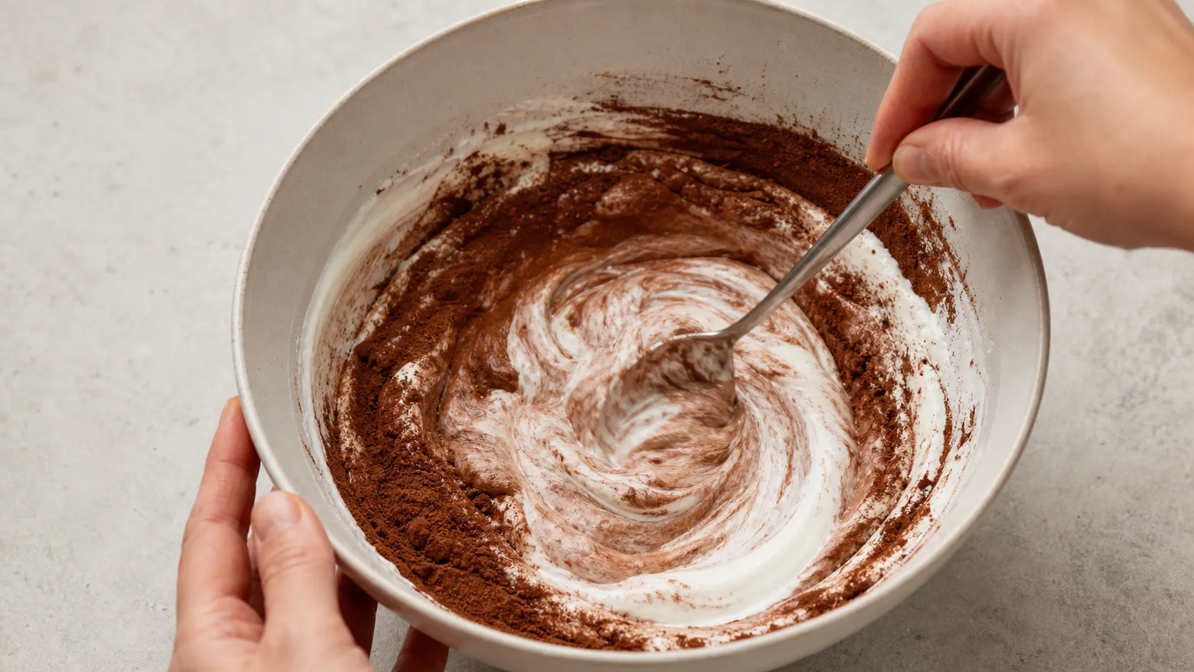 Skyr wird mit Kakaopulver und Erythrit zu einer cremigen Keto-Bowl verrührt