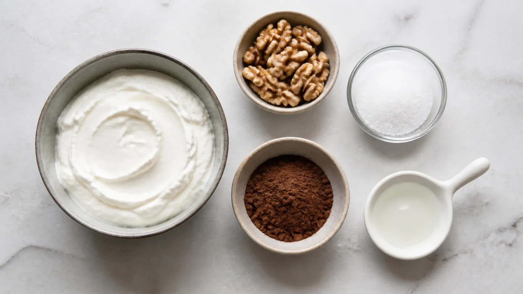 Zutaten für die Keto Skyr-Kakao-Bowl: Skyr, Walnüsse, Kakao, Erythrit