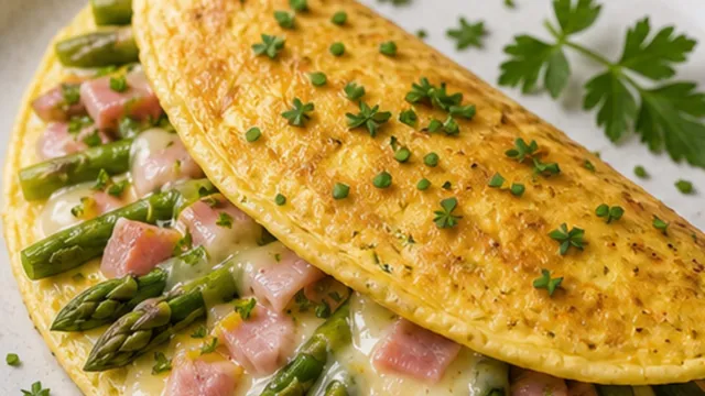 Keto Spargel-Omelett mit Schinken: 3 g Netto-KH und 28 g Fett in 15 Minuten fertig angerichtet als ketogenes Rezept