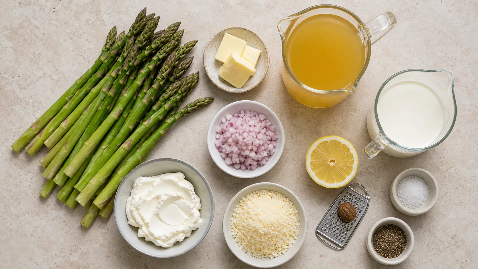 Zutaten für Keto-Spargelcremesuppe: frischer Spargel, Sahne, Frischkäse, Parmesan, Butter und Gemüsebrühe