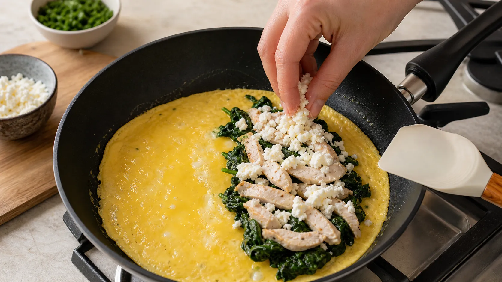 Zubereitung von Keto Spinat-Feta-Omelett mit Putenbrust: 56 g Protein in 15 Minuten: Eier (3 Stück) verquirlen, salzen und pfeffern.
