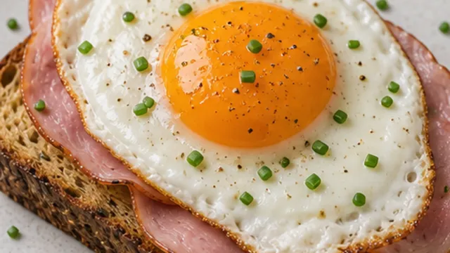 Keto Strammer Max mit Keto-Brot, Schinken und Spiegelei fertig angerichtet als ketogenes Rezept