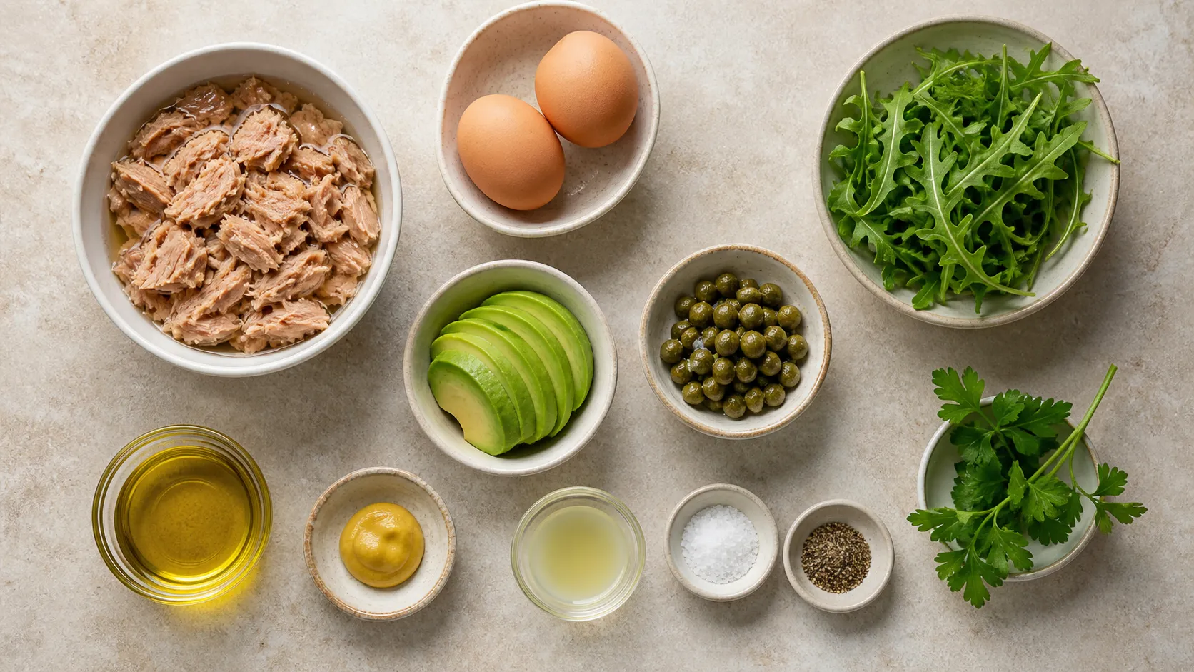 Zutaten für Keto-Thunfisch-Avocado-Teller mit Kapern-Senf-Dressing: 120 g Thunfisch in Öl (abgetropft, ca. ½ große Dose), 2 Eier, 100 g Avocado (ca. ½ mittelgroße), 30 g Rucola, 15 g Kapern, 11 ml Olivenöl (1 EL), 1 TL Dijonsenf