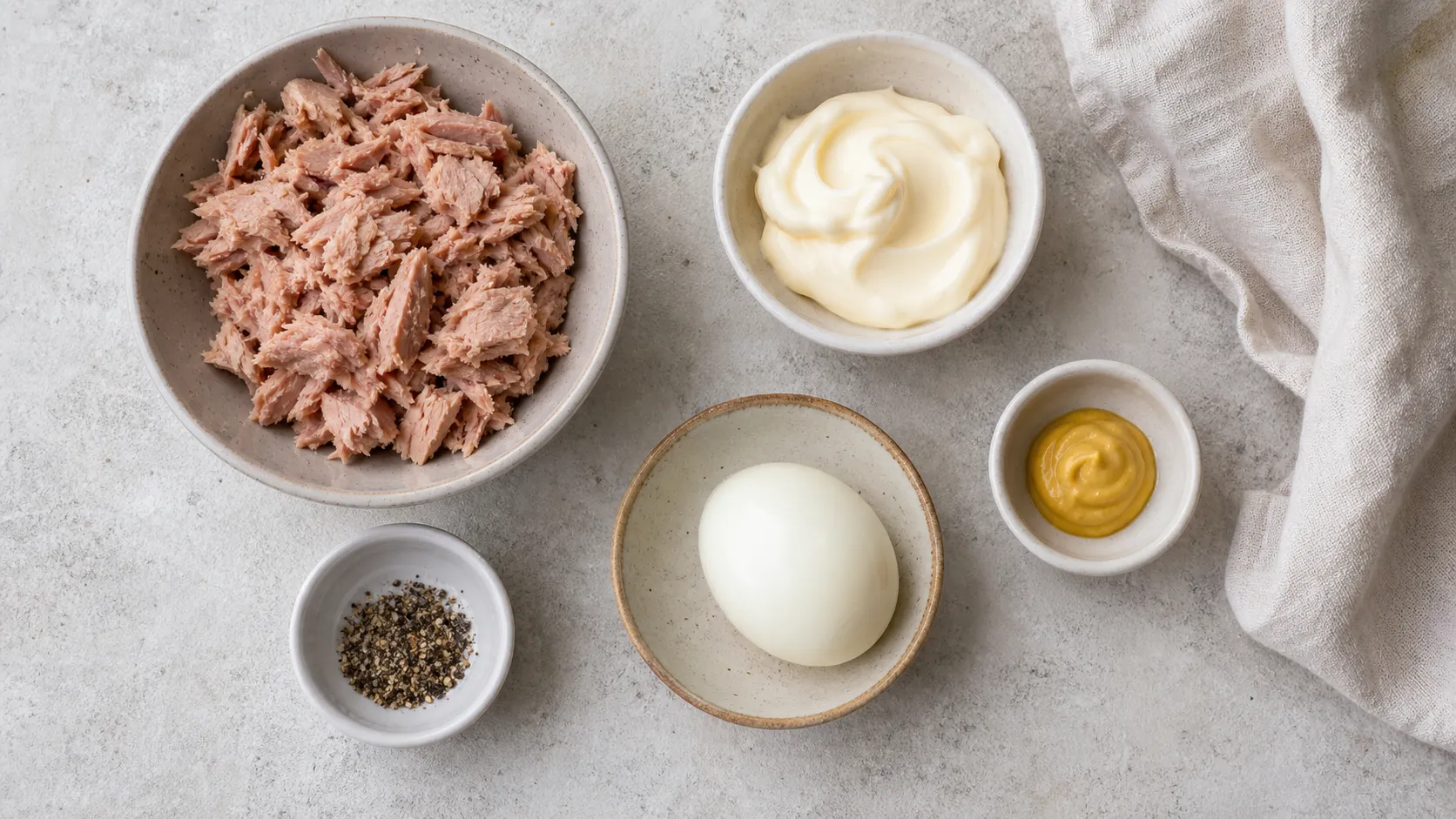 Zutaten für Keto Thunfisch-Ei-Salat: Thunfisch, Ei, Mayonnaise, Senf und Pfeffer