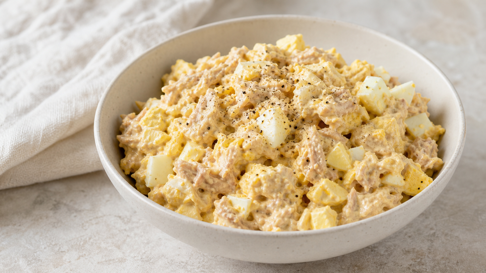 Keto Thunfisch-Ei-Salat mit Mayonnaise, Senf und Pfeffer in einer hellen Schüssel